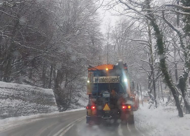 Ανοικτό το οδικό δίκτυο σε όλη τη Θεσσαλία, παρά τη χιονόπτωση