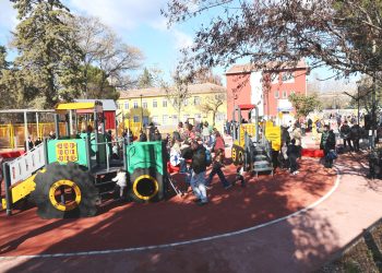 Παραδόθηκε η παιδική χαρά στην Αιόλου – Έργο – ανάσα για την περιοχή