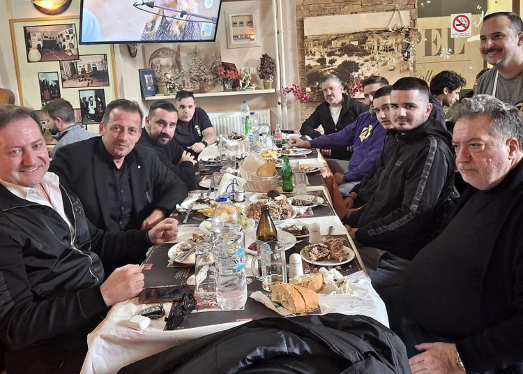 Γεύμα “βυσσινί” συσπείρωσης σε οικογενειακό κλίμα