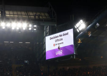 Άρσεναλ – Νιούκαστλ: Το πρώτο παιχνίδι όπου ο διαιτητής θα ανακοινώνει απευθείας στον κόσμο τις αποφάσεις του VAR