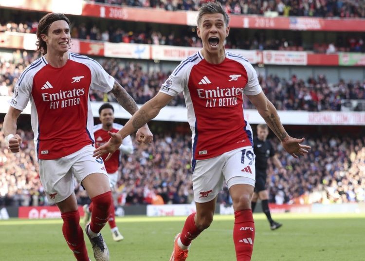 Η Άρσεναλ πήρε το ντέρμπι με ανατροπή και πλησίασε στους τέσσερις πόντους την Λίβερπουλ
