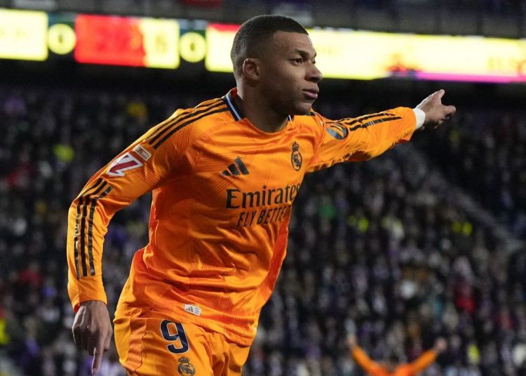 Με χατ τρικ του Εμπαπέ η Ρεάλ πέταξε στο +4