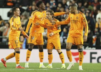 Η Ρεάλ Μαδρίτης έφερε τούμπα τη Βαλένθια με δέκα παίκτες στο 95′ και πάτησε ξανά κορυφή