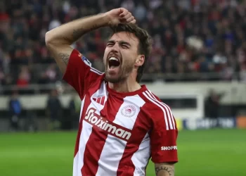 O Ολυμπιακός διέλυσε την ΑΕΚ και φουλάρει για τελικό