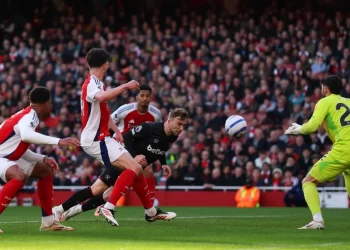 «Μαχαιριά» στα όνειρα τίτλου της Άρσεναλ