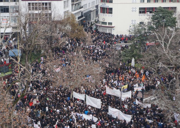 Βούλιαξε η Λάρισα: Ενωμένη ειρηνικά τίμησε τους νεκρούς και τραυματίες των Τεμπών