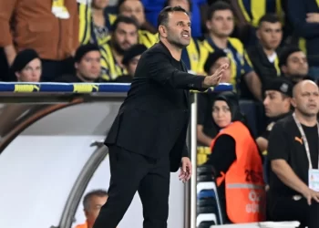 Επιτέθηκε στον Μουρίνιο ο προπονητής της Γαλατά: «Είναι κλαψιάρης»