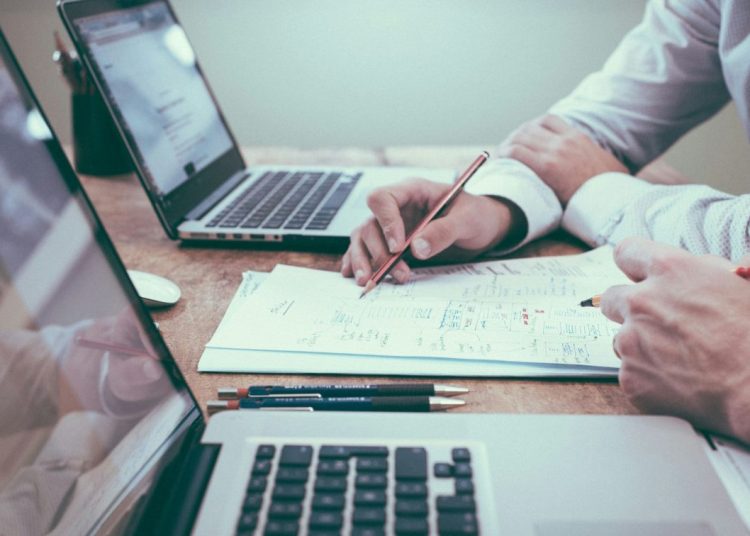 Νέοι μισθοί από 1η Απριλίου σε Δημόσιο και ιδιωτικό τομέα – Τα ποσά με παραδείγματα