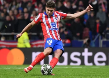 Η εξήγηση της UEFA για τη διπλή επαφή στο πέναλτι του Άλβαρες