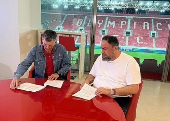 Η στιγμή της υπογραφής του Μεντιλίμπαρ στο νέο του συμβόλαιο, παρουσία Μαρινάκη