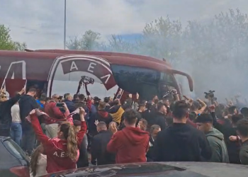 Παροξυσμό στο Αλκαζάρ από χιλιάδες φίλους της ΑΕΛ που υποδέχτηκαν την αποστολή (video)