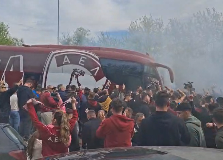 Παροξυσμό στο Αλκαζάρ από χιλιάδες φίλους της ΑΕΛ που υποδέχτηκαν την αποστολή (video)