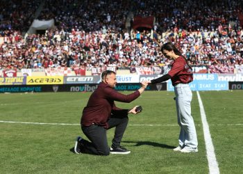 Πρόταση γάμου στο AEL FC ARENA στο ημίχρονο