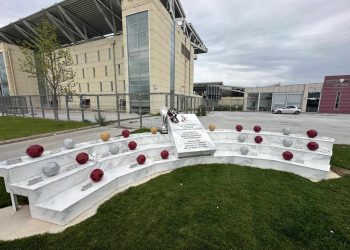 «Τιμή και δόξα στους νεκρούς μας»