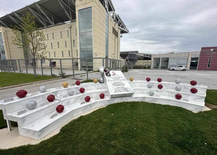 «Τιμή και δόξα στους νεκρούς μας»