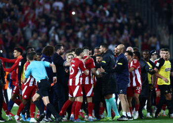 ΔΕΑΒ: Τρεις παίκτες του Ολυμπιακού, πέντε της ΑΕΚ και ο Αλμέιδα κλήθηκαν σε απολογία