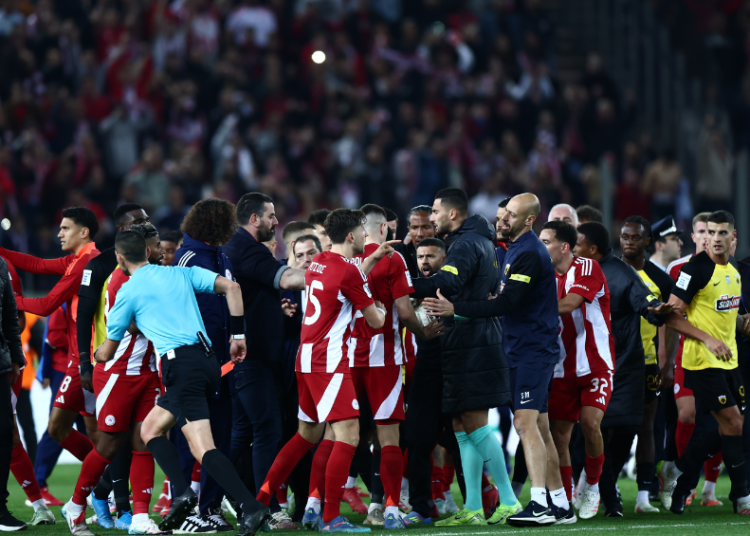 ΔΕΑΒ: Τρεις παίκτες του Ολυμπιακού, πέντε της ΑΕΚ και ο Αλμέιδα κλήθηκαν σε απολογία