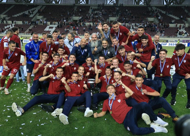  Το σήκωσε και η πρωταθλήτρια Κ19 της ΑΕΛ