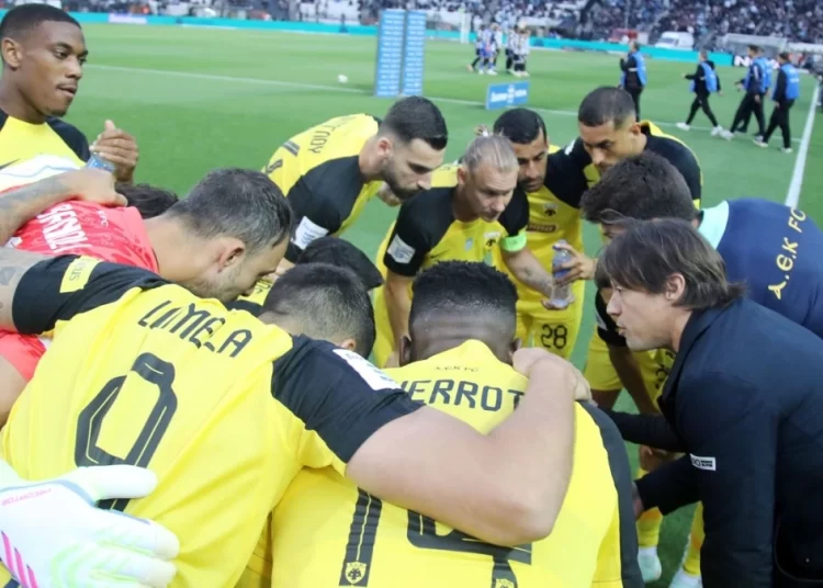 Ο Αλμέιδα αποχαιρέτησε τους παίκτες της ΑΕΚ μετά την Τούμπα