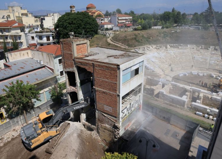 Δήμος Λαρισαίων: Συνεχίζονται οι εργασίες κατεδάφισης μπροστά από το Αρχαίο Θέατρο – «Παρελθόν» τμήμα του πολυωρόφου κτιρίου στη Βενιζέλου