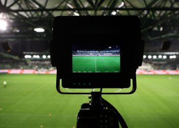 Τέλος ο Σόλακ από τη μητρική της Nova, πώς επηρεάζονται τα τηλεοπτικά της Super League