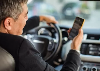 Τι αλλάζει στον νέο ΚΟΚ με στόχο τη μείωση των τροχαίων ατυχημάτων – Το κινητό στο τιμόνι, οι ράμπες ΑμεΑ και η υποτροπή