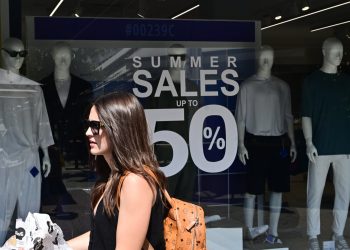 Θερινές εκπτώσεις 2025: Αρχίζουν 14 Ιουλίου, ποια Κυριακή θα είναι ανοιχτά τα καταστήματα