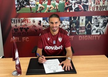 Στα «βυσσινί» ο Ζήσης Χατζηστραβός