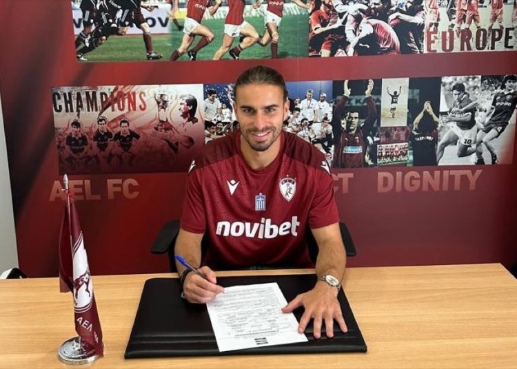 Στα «βυσσινί» ο Ζήσης Χατζηστραβός