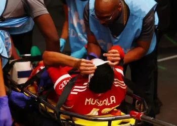 «Ο Τζαμάλ Μουσιάλα υπέστη κάταγμα περόνης και θα μείνει εκτός δράσης για 4-5 μήνες» γράφει η Bild