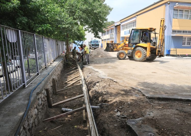 Δήμος Λαρισαίων: «Λίφτινγκ» στις αυλές 2ου Δημοτικού και 4ου Γυμνασίου-Λυκείου – Ξεκίνησαν οι εργασίες αναδιαμόρφωσης