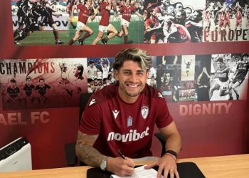 Στα βυσσινί ο Άνχελο Σαγκάλ