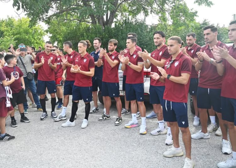  «Ντόπες» από τους οπαδούς της ΑΕΛ στην αποστολή πριν την αναχώρησή της για τη Θεσσαλονίκη