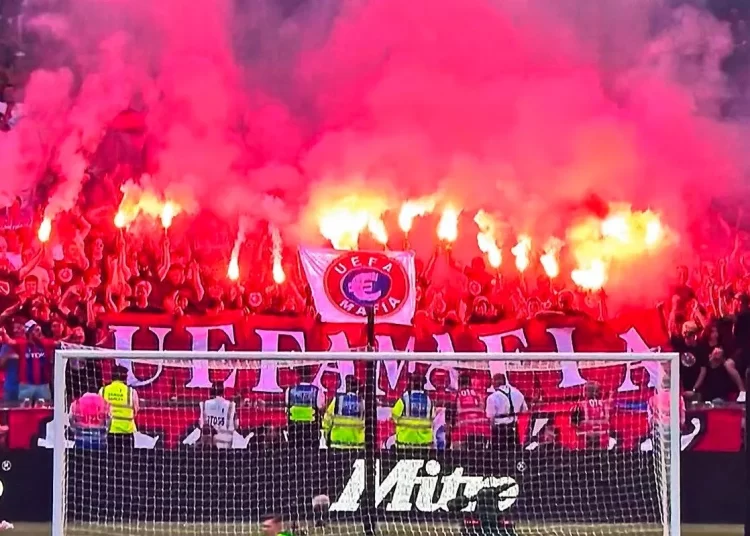 Πανό κατά της UEFA στον τελικό του Community Shield από τους οπαδούς της Κρίσταλ Πάλας