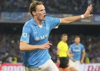 Οι ΜακΤόμινεϊ και Ντε Μπρόινε έκαναν γλυκιά την πρεμιέρα της πρωταθλήτριας Νάπολι, στην έδρα της Σασουόλο