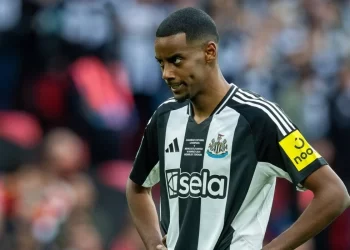 Το φτάνει στα άκρα ο Ίσακ: Αρνείται να φορέσει ξανά τη φανέλα της Νιούκαστλ!