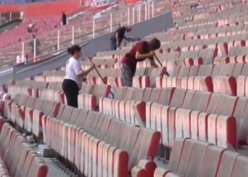 Μαύρισαν τα καθίσματα στο γήπεδο της Σαμσουνσπόρ από τα εργοστάσια