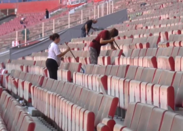Μαύρισαν τα καθίσματα στο γήπεδο της Σαμσουνσπόρ από τα εργοστάσια