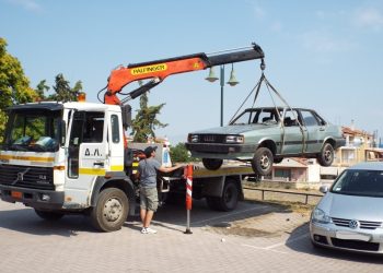 Ενενήντα εγκαταλελειμμένα οχήματα απομακρύνθηκαν από τους δρόμους του Δήμου Λαρισαίων