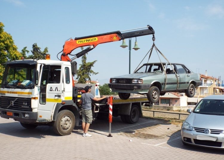 Ενενήντα εγκαταλελειμμένα οχήματα απομακρύνθηκαν από τους δρόμους του Δήμου Λαρισαίων