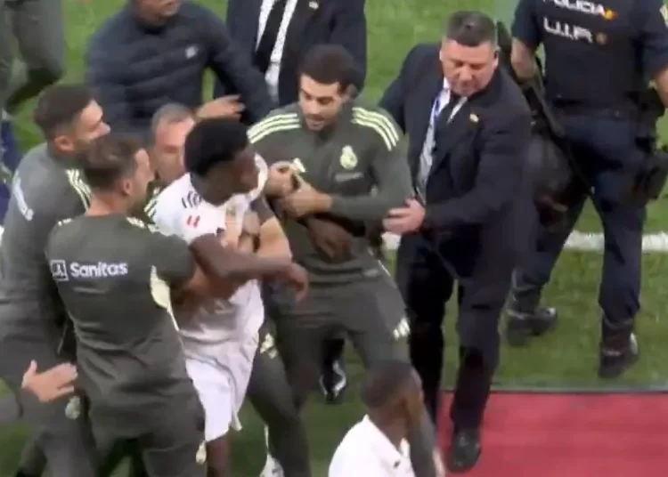 Χαμός μετά το clasico: Ο Βινίσιους πήγε να ορμήσει στον Γιαμάλ και του έκανε χειρονομίες “μιλάς πολύ”