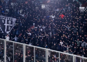 Οπαδοί του ΟΦΗ περίμεναν την αποστολή στο αεροδρόμιο για να αποδοκιμάσουν τους παίκτες