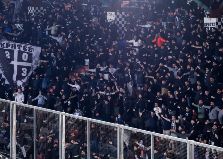 Οπαδοί του ΟΦΗ περίμεναν την αποστολή στο αεροδρόμιο για να αποδοκιμάσουν τους παίκτες