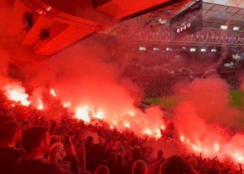 Οριστική διακοπή στο Άγιαξ-Γκρόνινγκεν λόγω καπνογόνων