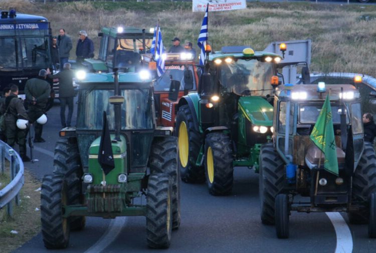 Παραμένουν στα μπλόκα οι αγρότες – Το Σάββατο η πανελλαδική στη Νίκαια